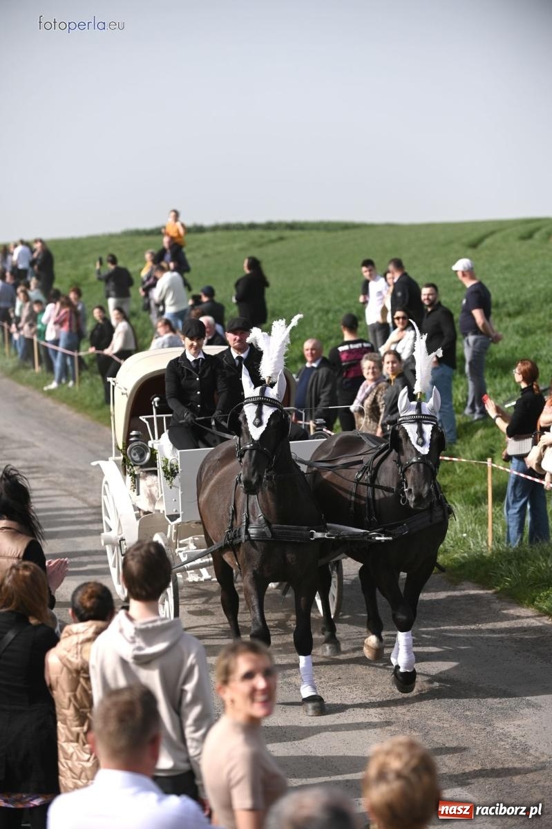 Zdjęcie w galerii na portalu naszraciborz.pl: Procesja w Pietrowicach Wielkich - nabożeństwo i wyścigi wiadomości z regionu