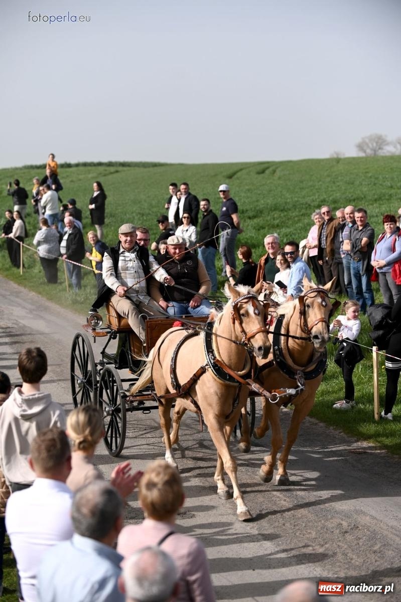 Zdjęcie w galerii na portalu naszraciborz.pl: Procesja w Pietrowicach Wielkich - nabożeństwo i wyścigi wiadomości z regionu