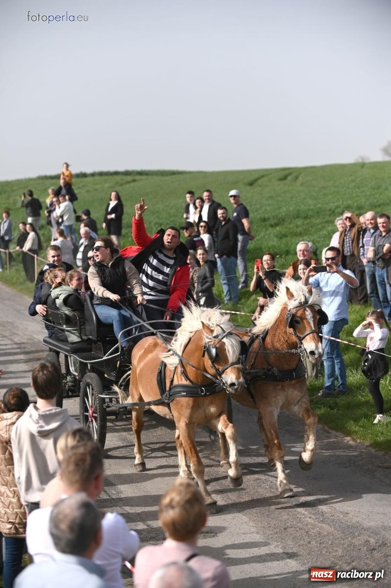 Zdjęcie w galerii na portalu naszraciborz.pl: Procesja w Pietrowicach Wielkich - nabożeństwo i wyścigi wiadomości z regionu