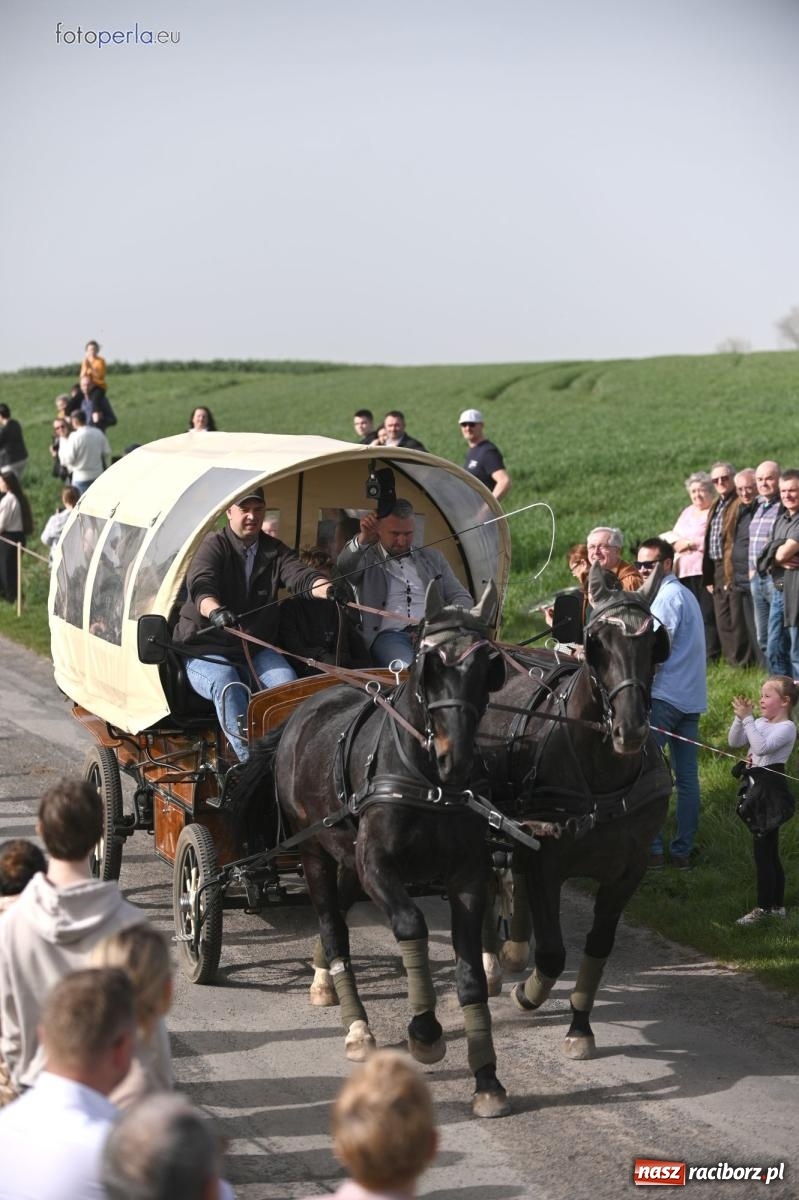 Zdjęcie w galerii na portalu naszraciborz.pl: Procesja w Pietrowicach Wielkich - nabożeństwo i wyścigi wiadomości z regionu