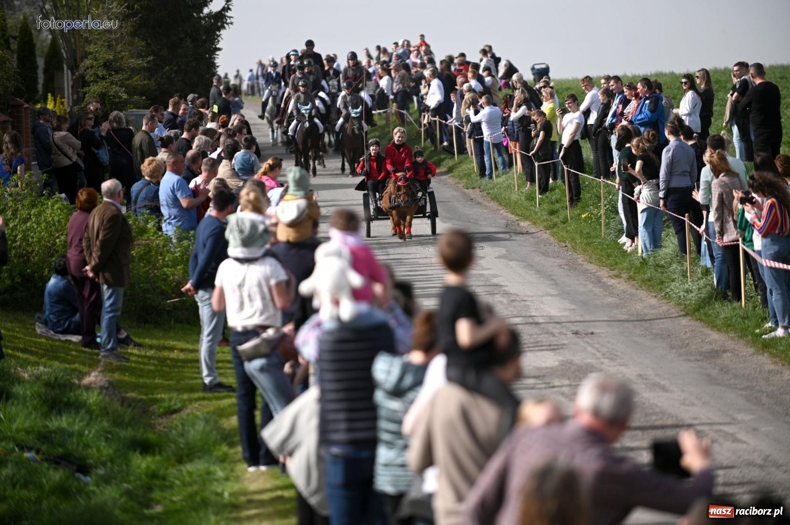 Zdjęcie w galerii na portalu naszraciborz.pl: Procesja w Pietrowicach Wielkich - nabożeństwo i wyścigi wiadomości z regionu