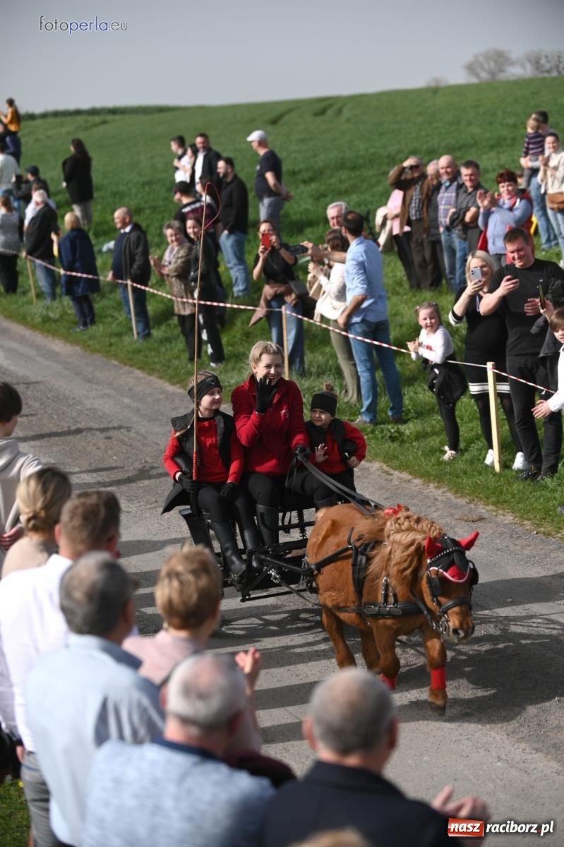 Zdjęcie w galerii na portalu naszraciborz.pl: Procesja w Pietrowicach Wielkich - nabożeństwo i wyścigi wiadomości z regionu
