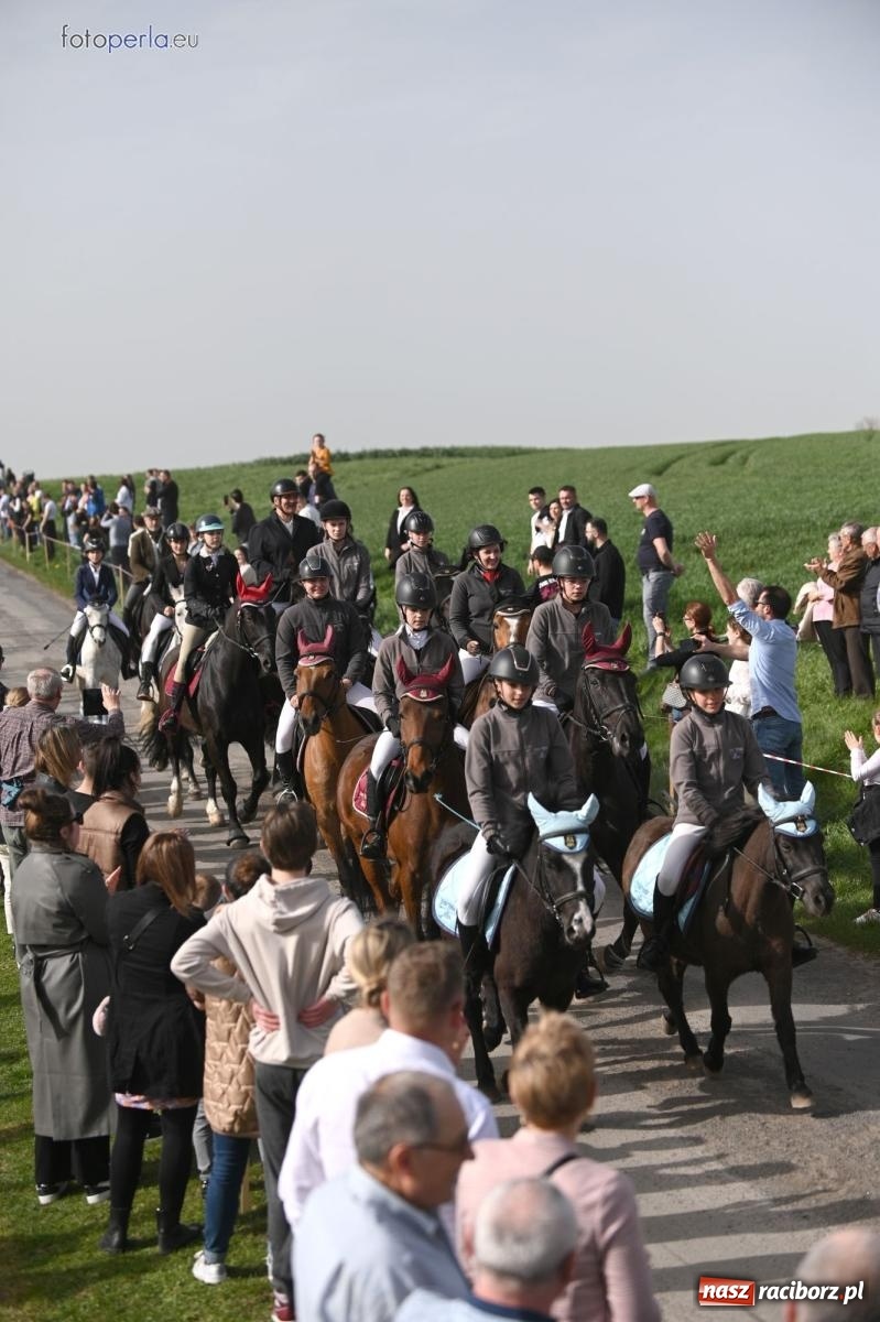 Zdjęcie w galerii na portalu naszraciborz.pl: Procesja w Pietrowicach Wielkich - nabożeństwo i wyścigi wiadomości z regionu