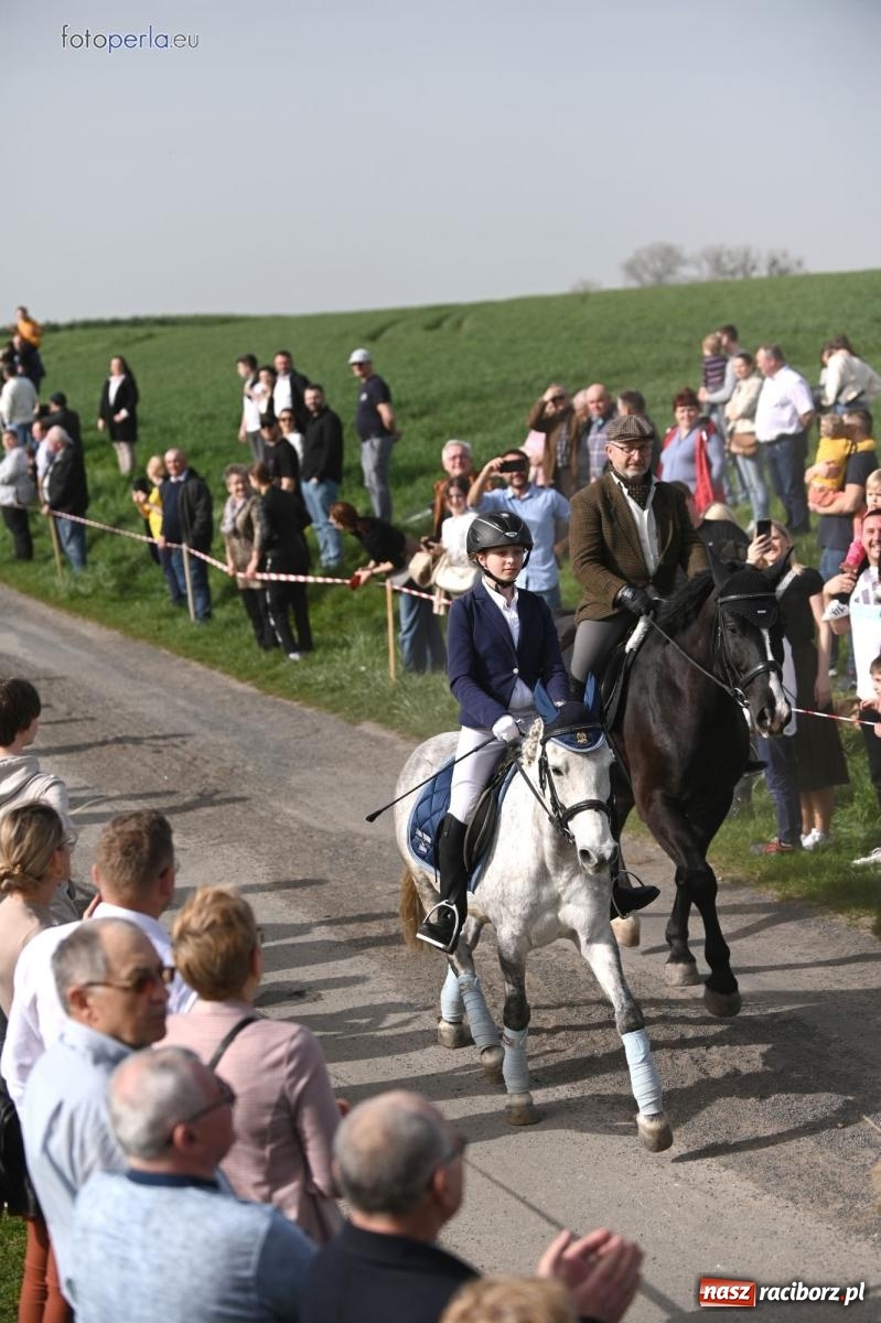 Zdjęcie w galerii na portalu naszraciborz.pl: Procesja w Pietrowicach Wielkich - nabożeństwo i wyścigi wiadomości z regionu