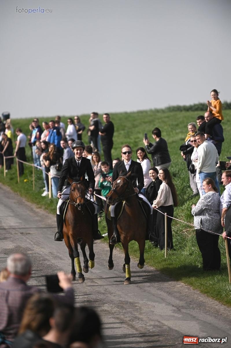 Zdjęcie w galerii na portalu naszraciborz.pl: Procesja w Pietrowicach Wielkich - nabożeństwo i wyścigi wiadomości z regionu