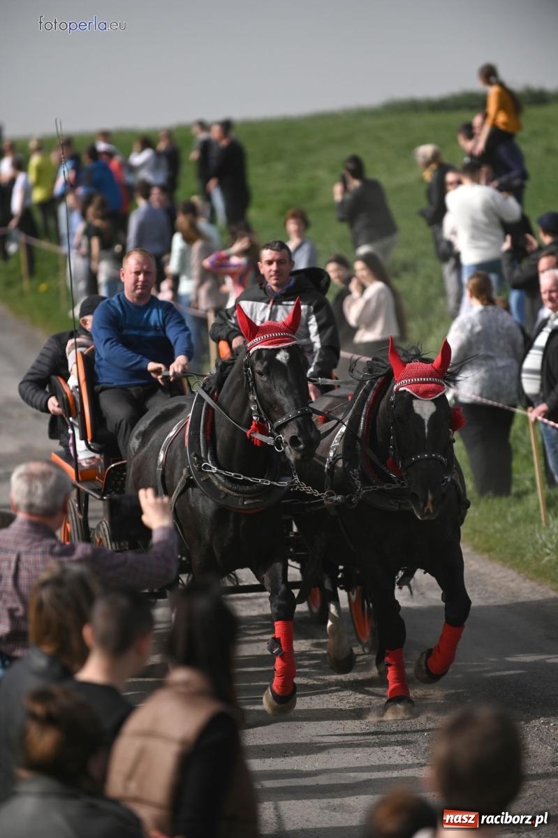 Zdjęcie w galerii na portalu naszraciborz.pl: Procesja w Pietrowicach Wielkich - nabożeństwo i wyścigi wiadomości z regionu