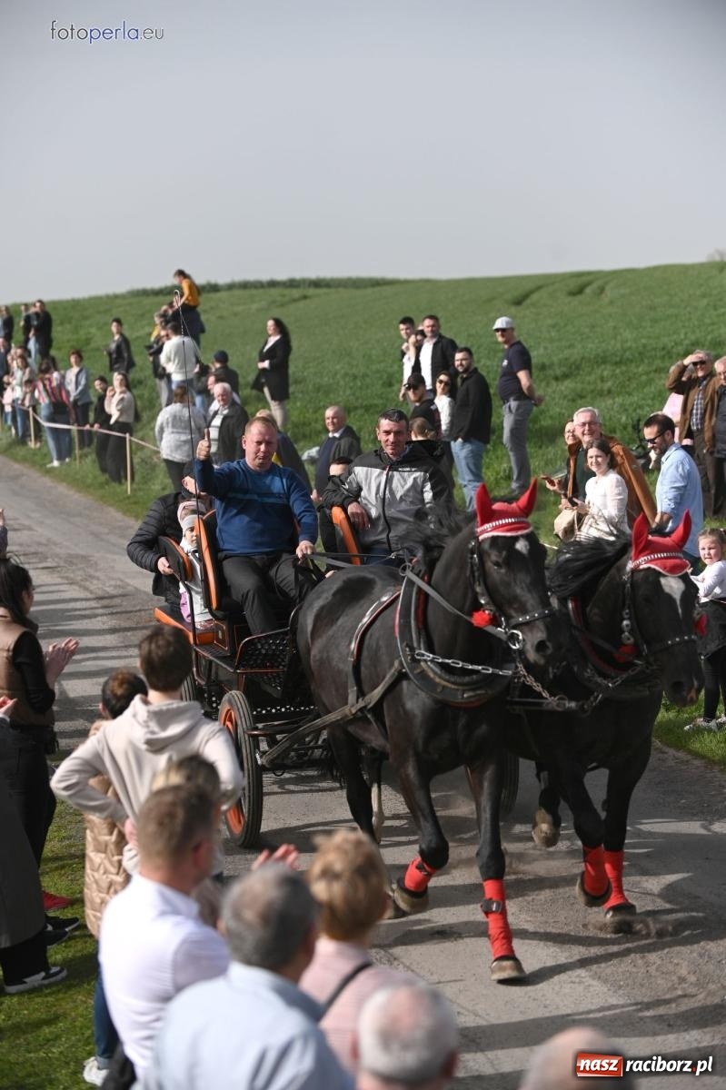 Zdjęcie w galerii na portalu naszraciborz.pl: Procesja w Pietrowicach Wielkich - nabożeństwo i wyścigi wiadomości z regionu