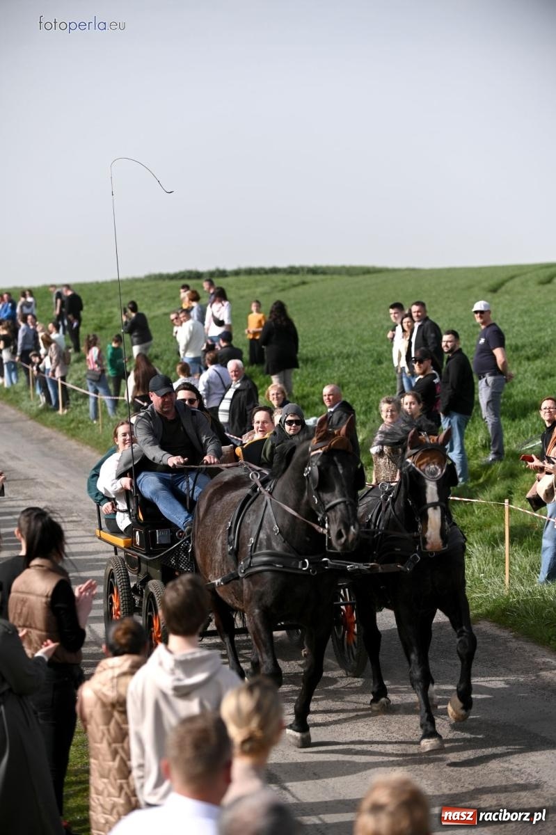 Zdjęcie w galerii na portalu naszraciborz.pl: Procesja w Pietrowicach Wielkich - nabożeństwo i wyścigi wiadomości z regionu