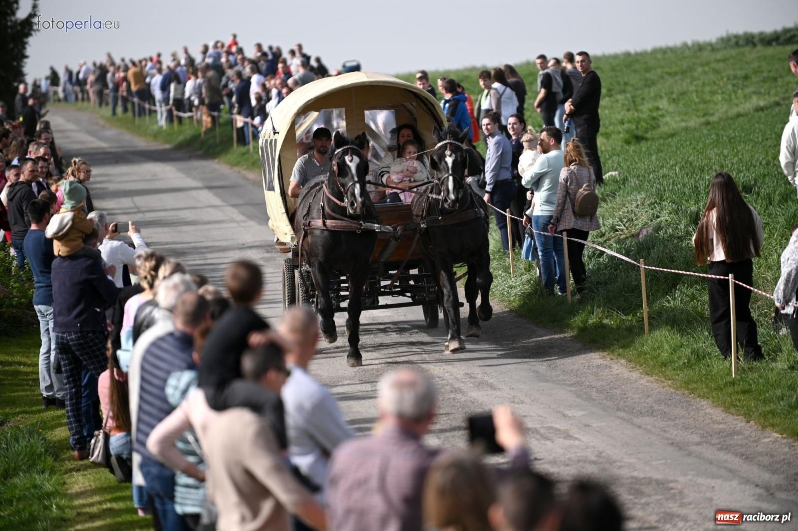 Zdjęcie w galerii na portalu naszraciborz.pl: Procesja w Pietrowicach Wielkich - nabożeństwo i wyścigi wiadomości z regionu
