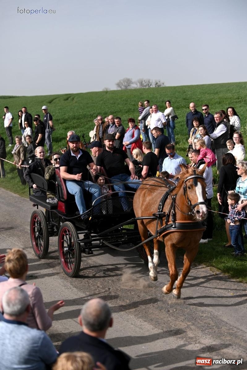 Zdjęcie w galerii na portalu naszraciborz.pl: Procesja w Pietrowicach Wielkich - nabożeństwo i wyścigi wiadomości z regionu