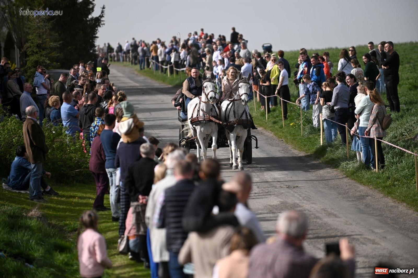 Zdjęcie w galerii na portalu naszraciborz.pl: Procesja w Pietrowicach Wielkich - nabożeństwo i wyścigi wiadomości z regionu