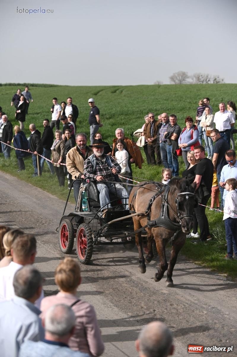 Zdjęcie w galerii na portalu naszraciborz.pl: Procesja w Pietrowicach Wielkich - nabożeństwo i wyścigi wiadomości z regionu