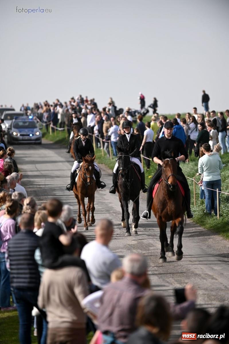 Zdjęcie w galerii na portalu naszraciborz.pl: Procesja w Pietrowicach Wielkich - nabożeństwo i wyścigi wiadomości z regionu