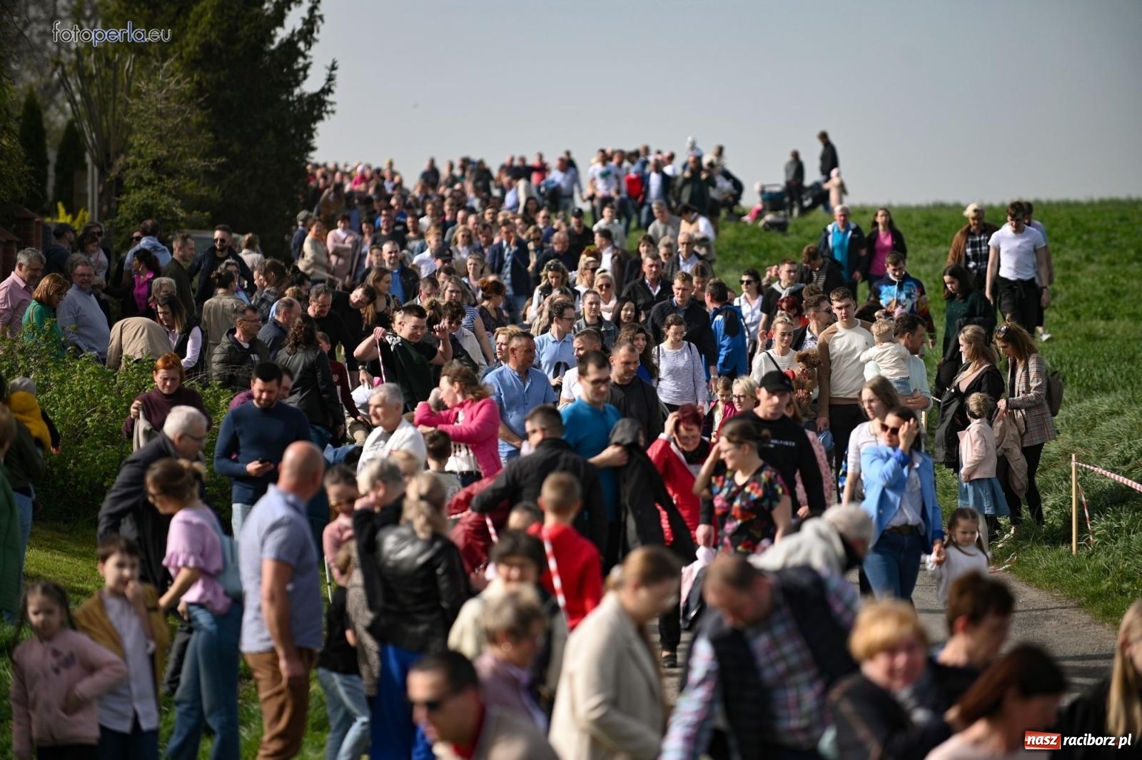Zdjęcie w galerii na portalu naszraciborz.pl: Procesja w Pietrowicach Wielkich - nabożeństwo i wyścigi wiadomości z regionu