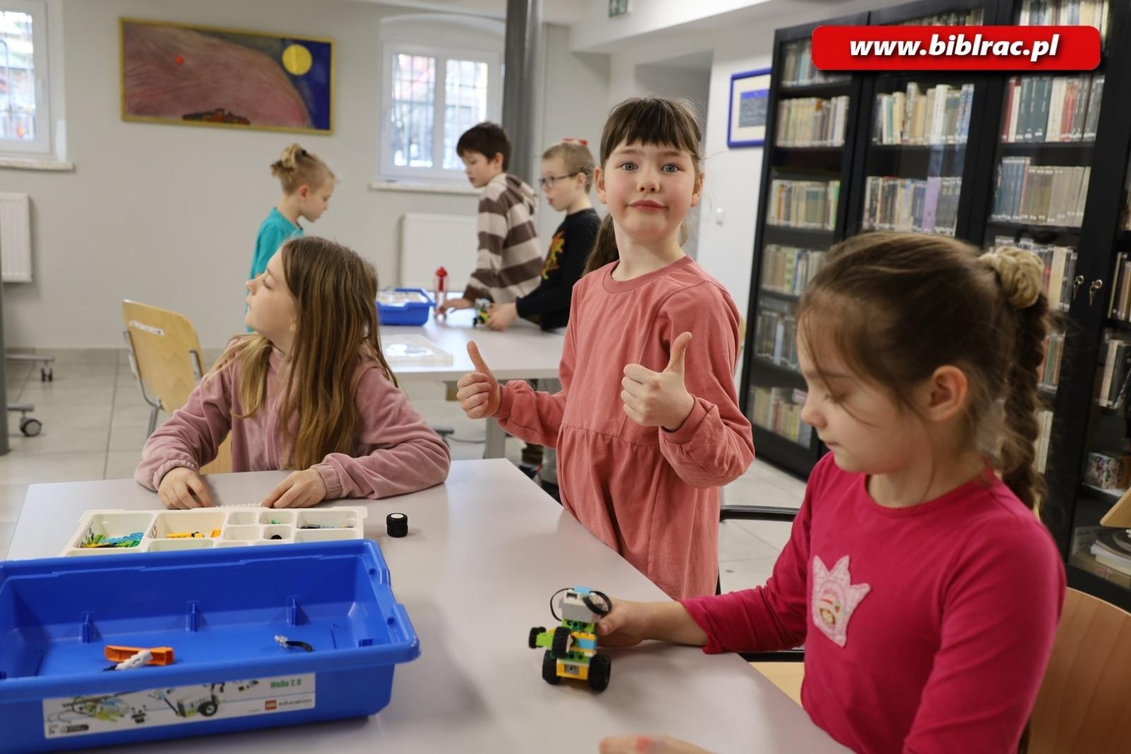 Zdjęcie w galerii na portalu naszraciborz.pl: Kwietniowe kluby w Bibliotece wiadomości z regionu
