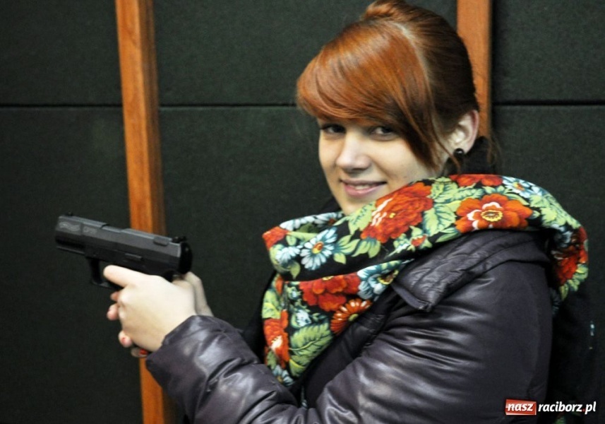 Zdjęcie w galerii na portalu naszraciborz.pl: Maturzyści z Mickiewicza strzelali wiadomości z regionu