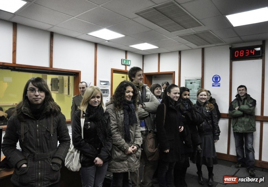 Zdjęcie w galerii na portalu naszraciborz.pl: Maturzyści z Mickiewicza strzelali wiadomości z regionu