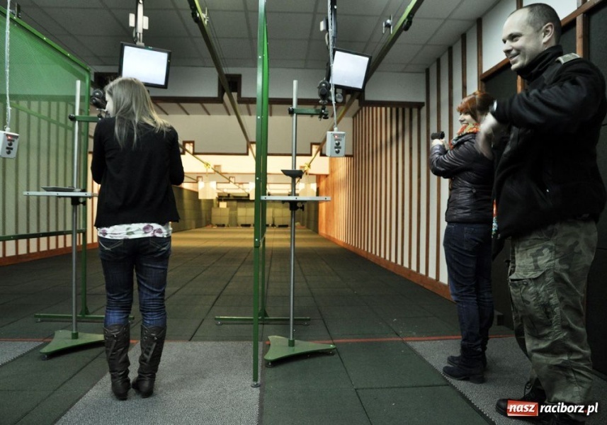 Zdjęcie w galerii na portalu naszraciborz.pl: Maturzyści z Mickiewicza strzelali wiadomości z regionu