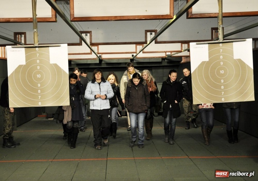 Zdjęcie w galerii na portalu naszraciborz.pl: Maturzyści z Mickiewicza strzelali wiadomości z regionu