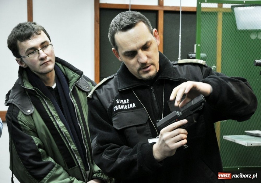 Zdjęcie w galerii na portalu naszraciborz.pl: Maturzyści z Mickiewicza strzelali wiadomości z regionu