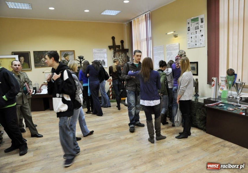 Zdjęcie w galerii na portalu naszraciborz.pl: Maturzyści z Mickiewicza strzelali wiadomości z regionu