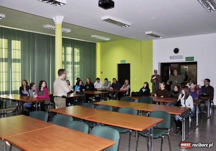 Zdjęcie w galerii na portalu naszraciborz.pl: Maturzyści z Mickiewicza strzelali wiadomości z regionu