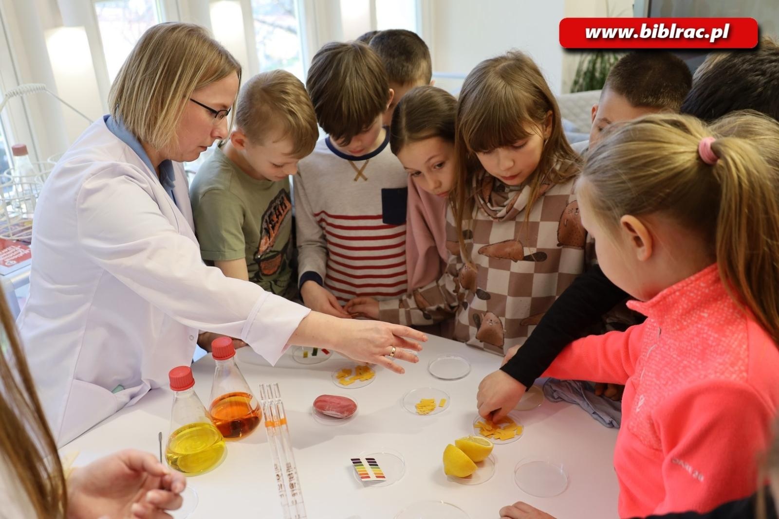 Zdjęcie w galerii na portalu naszraciborz.pl: Światowy Dzień Wody z Wodociągami w raciborskiej bibliotece wiadomości z regionu