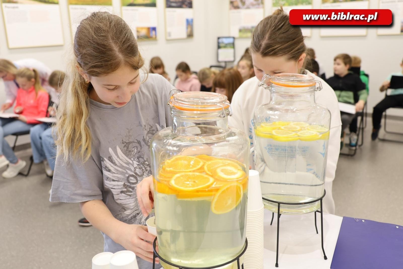 Zdjęcie w galerii na portalu naszraciborz.pl: Światowy Dzień Wody z Wodociągami w raciborskiej bibliotece wiadomości z regionu