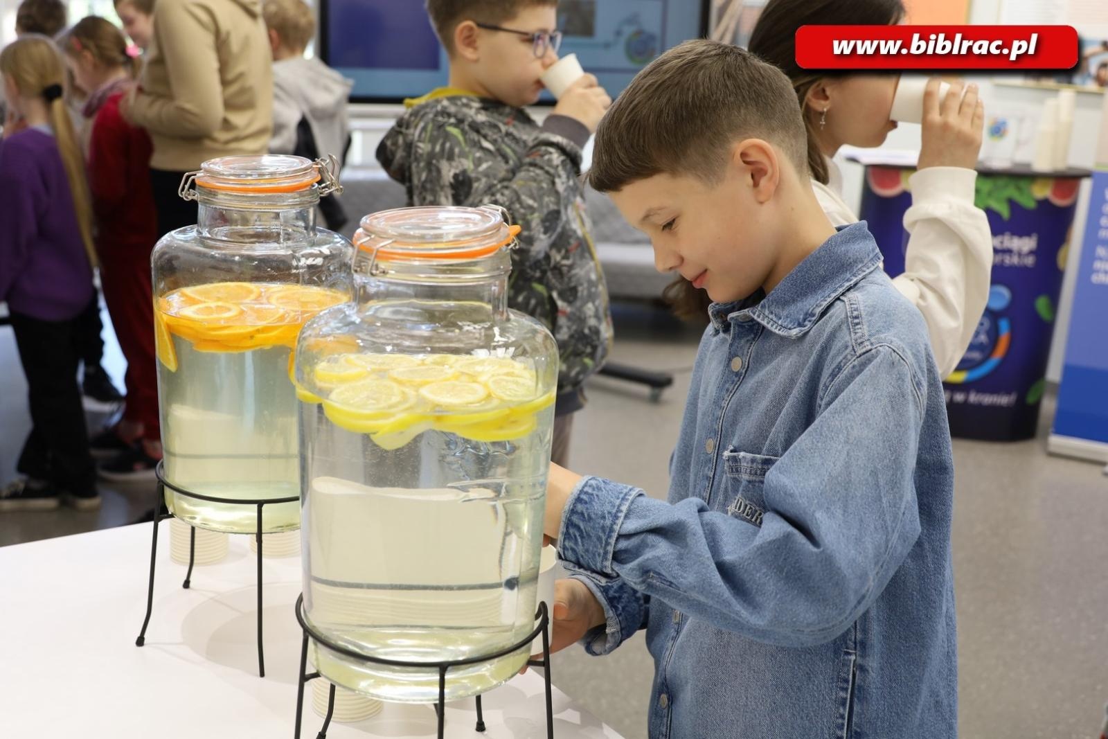 Zdjęcie w galerii na portalu naszraciborz.pl: Światowy Dzień Wody z Wodociągami w raciborskiej bibliotece wiadomości z regionu
