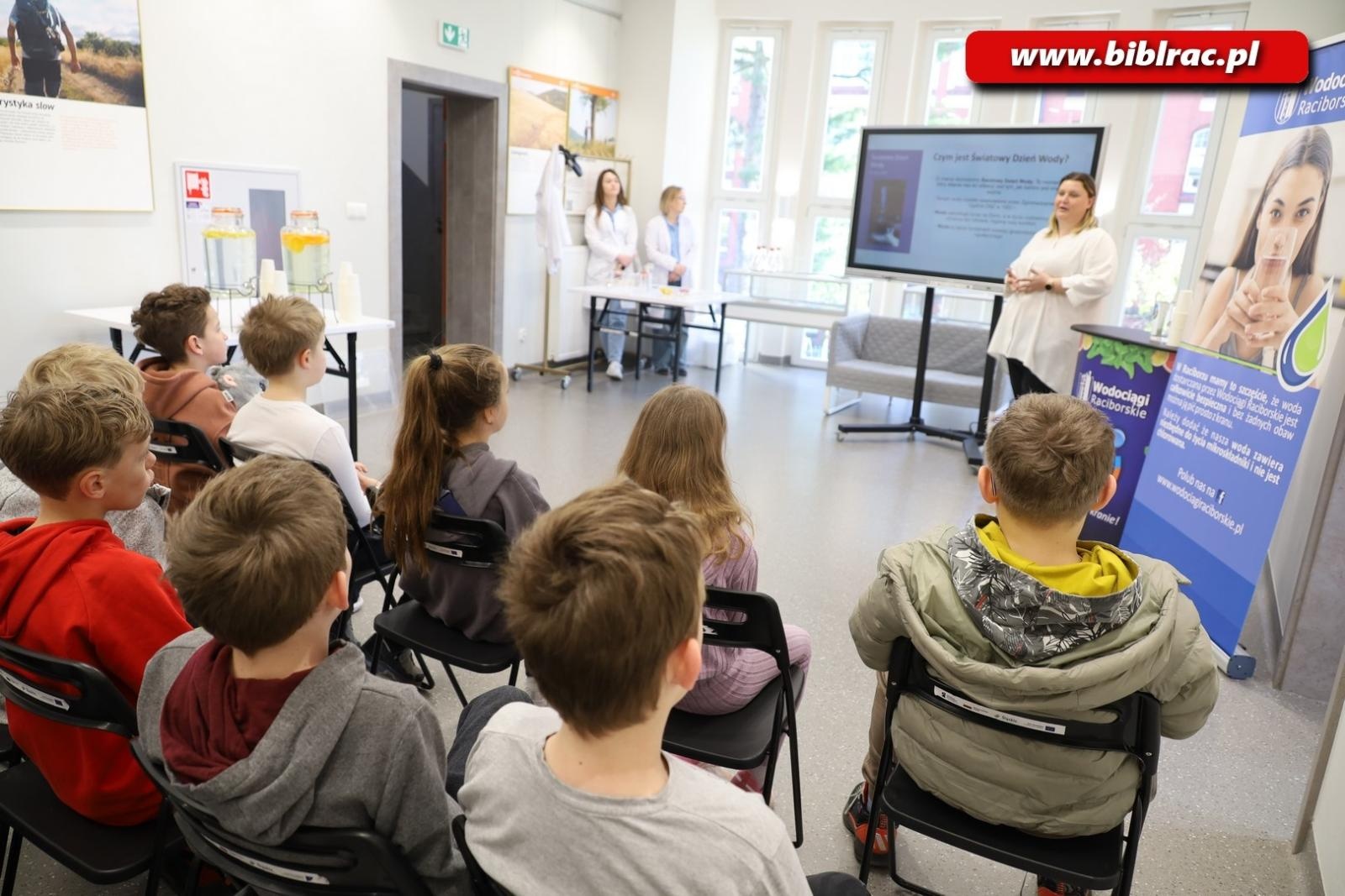 Zdjęcie w galerii na portalu naszraciborz.pl: Światowy Dzień Wody z Wodociągami w raciborskiej bibliotece wiadomości z regionu