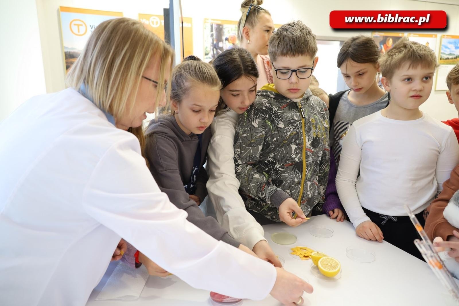 Zdjęcie w galerii na portalu naszraciborz.pl: Światowy Dzień Wody z Wodociągami w raciborskiej bibliotece wiadomości z regionu