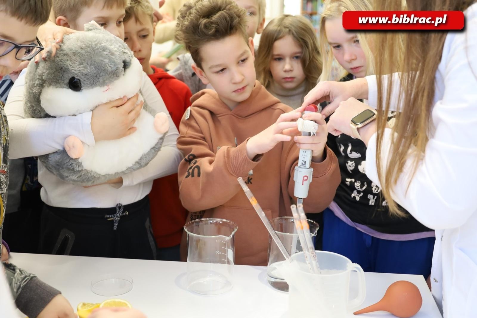 Zdjęcie w galerii na portalu naszraciborz.pl: Światowy Dzień Wody z Wodociągami w raciborskiej bibliotece wiadomości z regionu