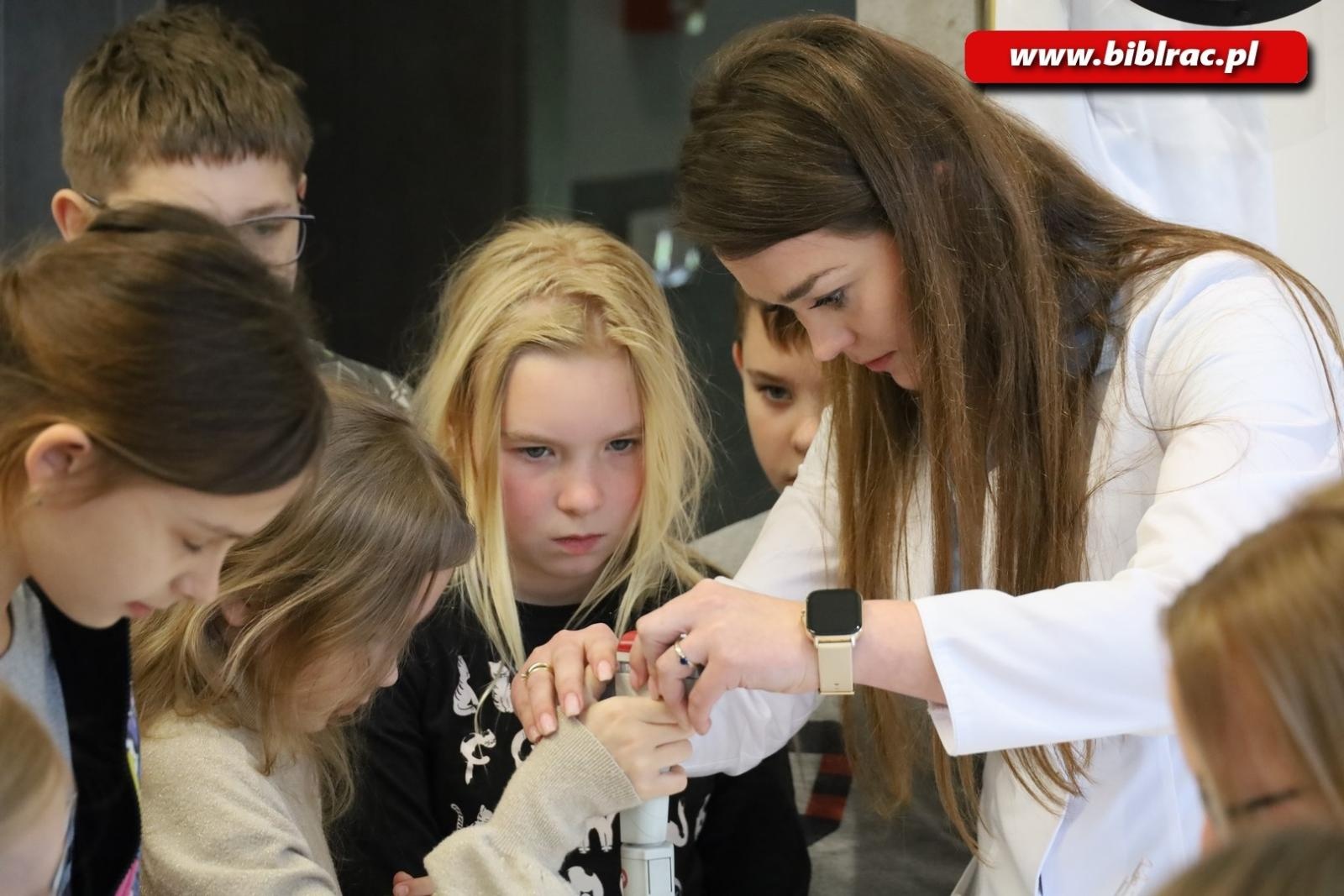 Zdjęcie w galerii na portalu naszraciborz.pl: Światowy Dzień Wody z Wodociągami w raciborskiej bibliotece wiadomości z regionu