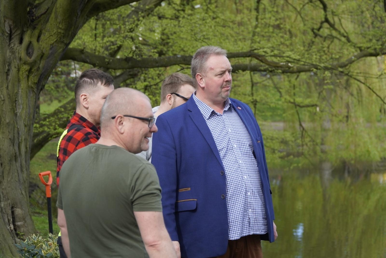 Zdjęcie w galerii na portalu naszraciborz.pl: 50 różaneczników przyozdobiło Park Roth wiadomości z regionu