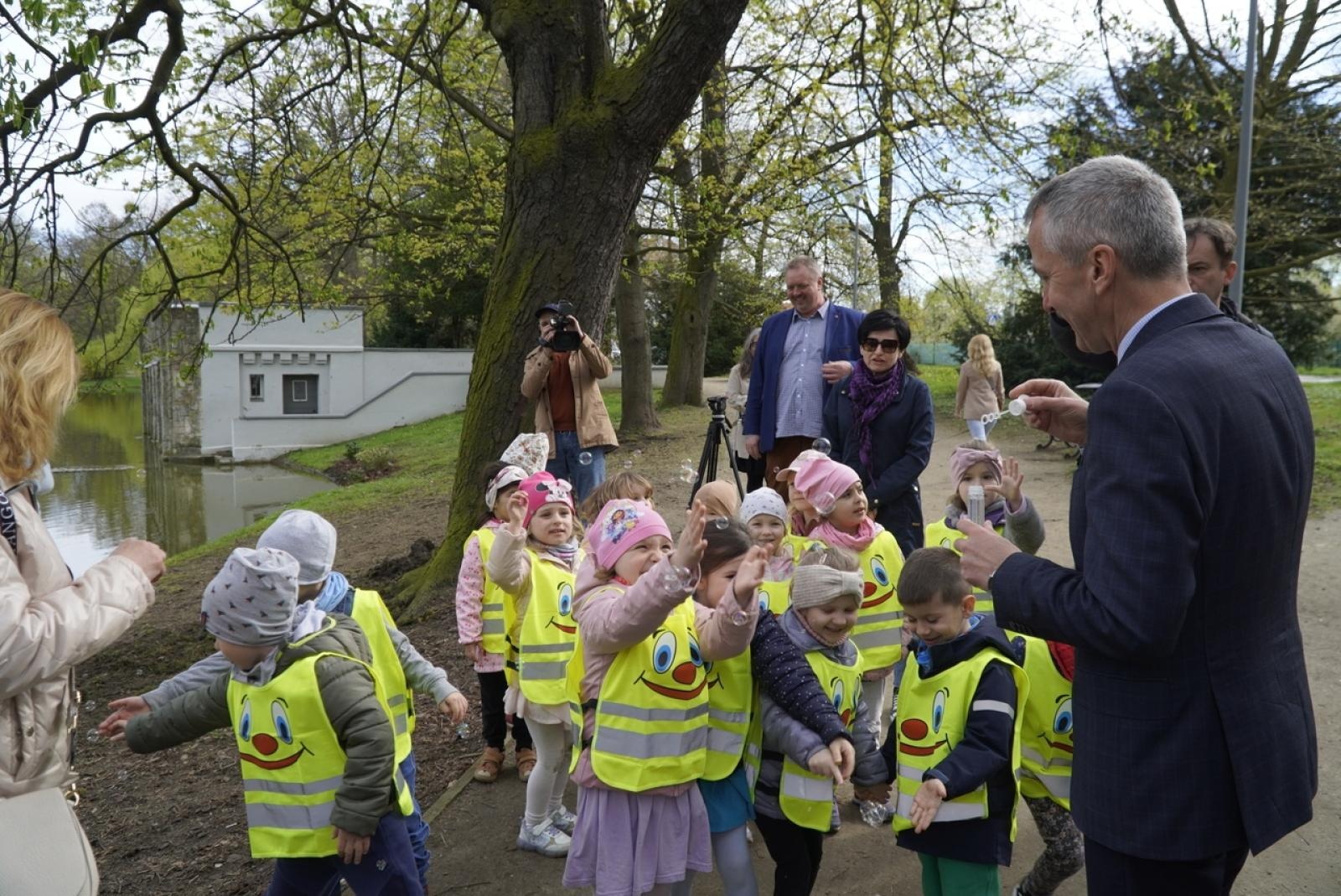 Zdjęcie w galerii na portalu naszraciborz.pl: 50 różaneczników przyozdobiło Park Roth wiadomości z regionu