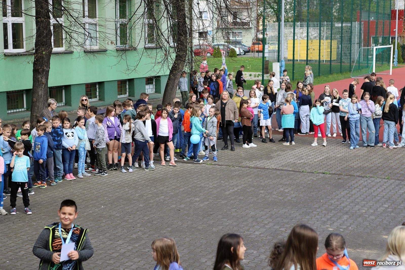 Zdjęcie w galerii na portalu naszraciborz.pl: Dzień Świadomości Autyzmu w SP 13 [FOTO i WIDEO] wiadomości z regionu