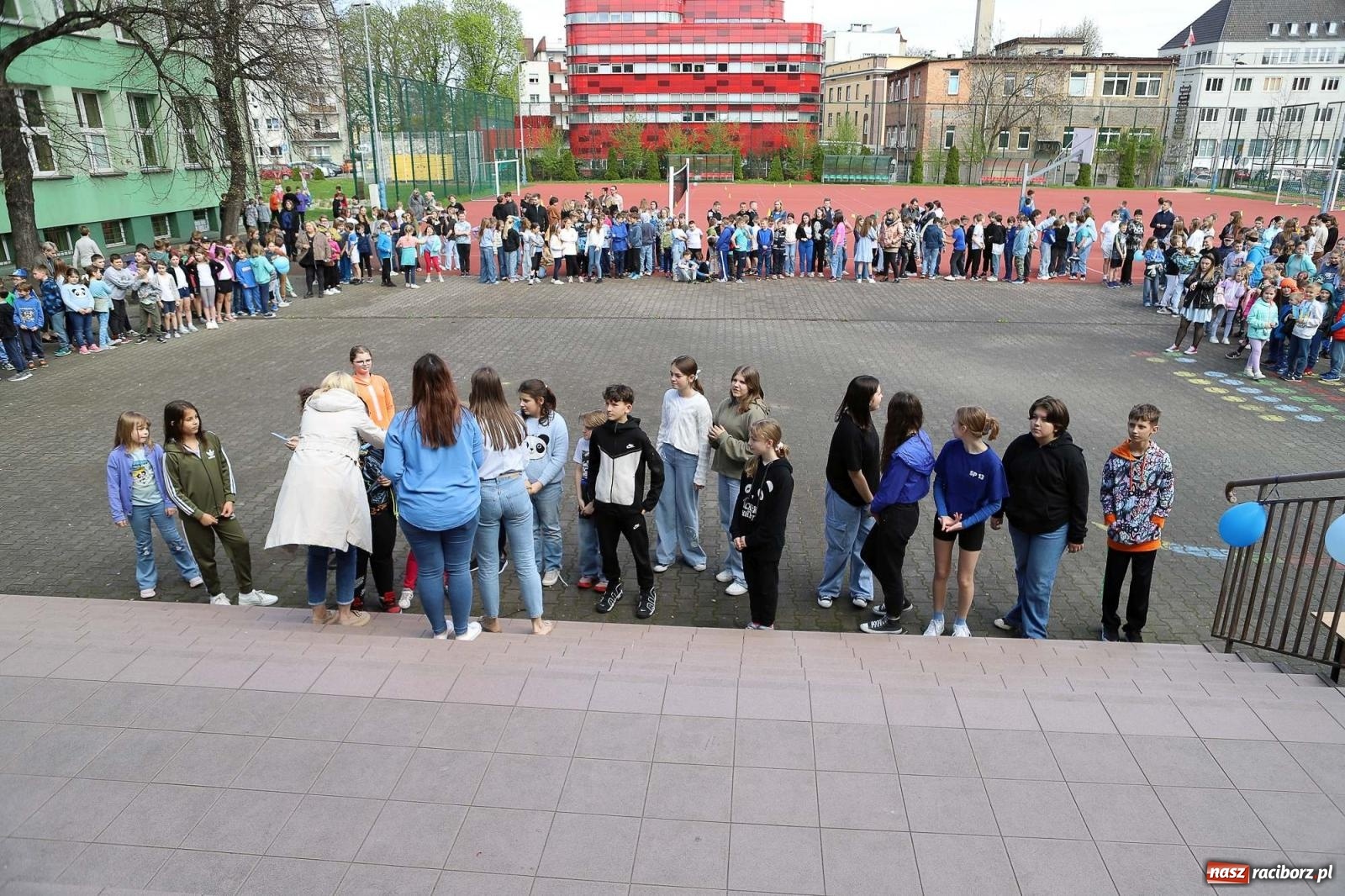 Zdjęcie w galerii na portalu naszraciborz.pl: Dzień Świadomości Autyzmu w SP 13 [FOTO i WIDEO] wiadomości z regionu