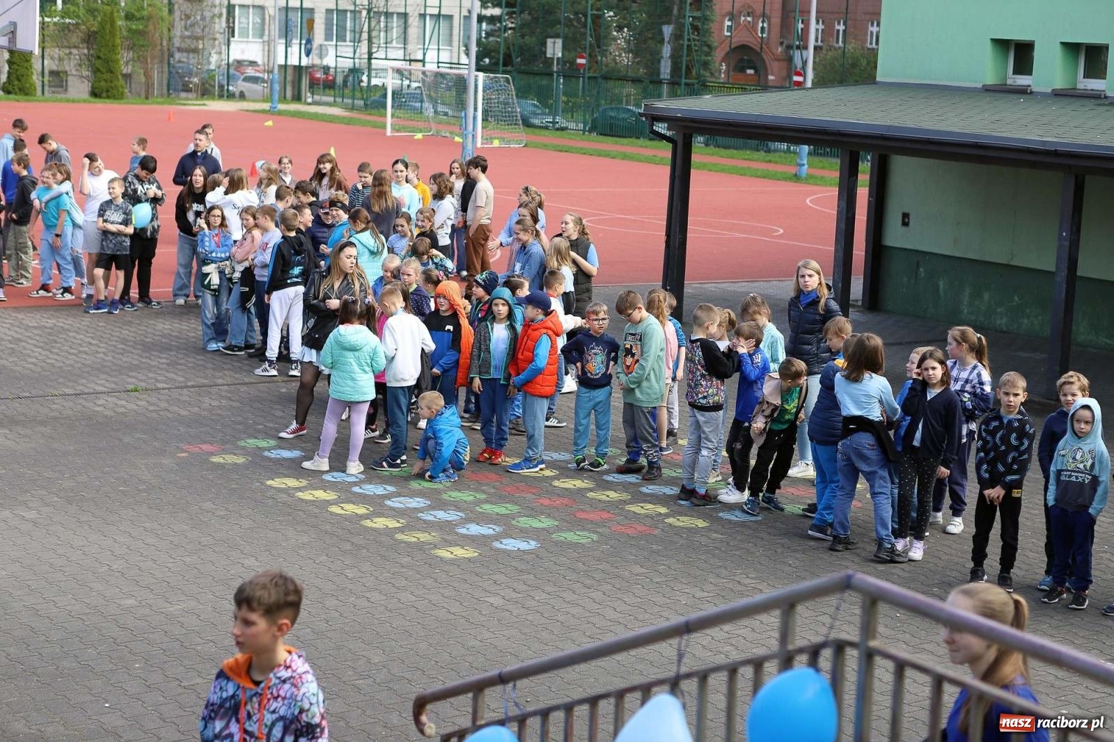 Zdjęcie w galerii na portalu naszraciborz.pl: Dzień Świadomości Autyzmu w SP 13 [FOTO i WIDEO] wiadomości z regionu