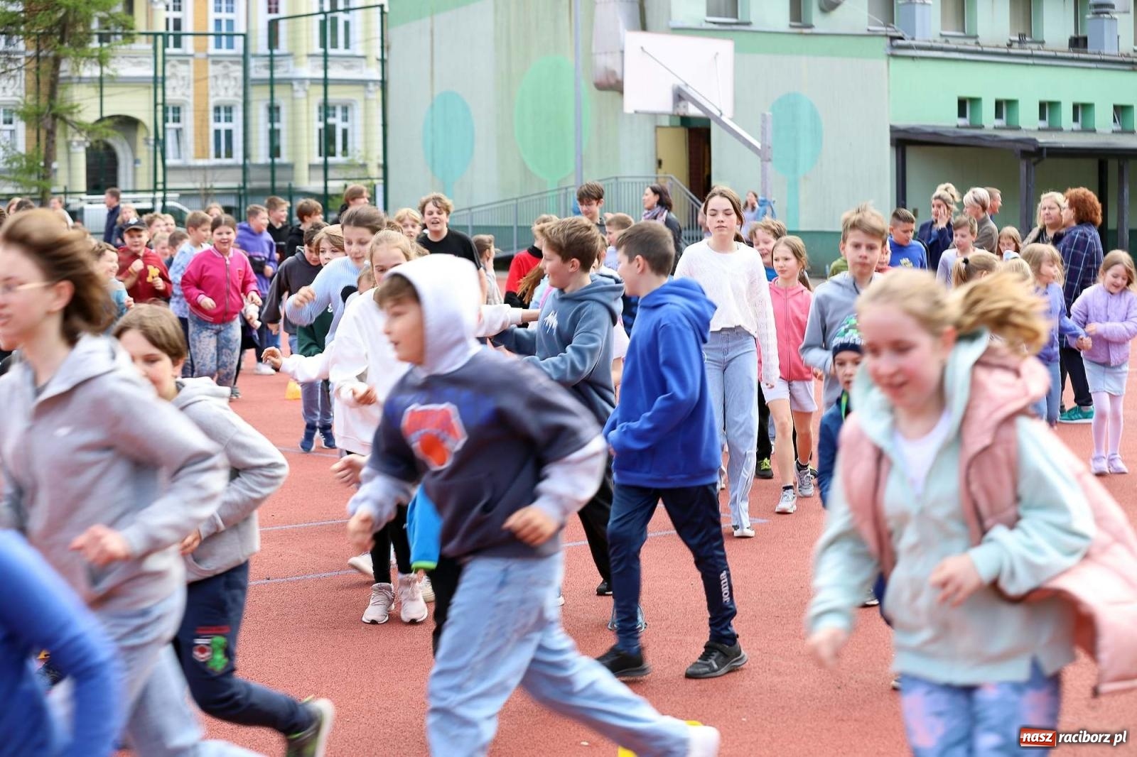 Zdjęcie w galerii na portalu naszraciborz.pl: Dzień Świadomości Autyzmu w SP 13 [FOTO i WIDEO] wiadomości z regionu