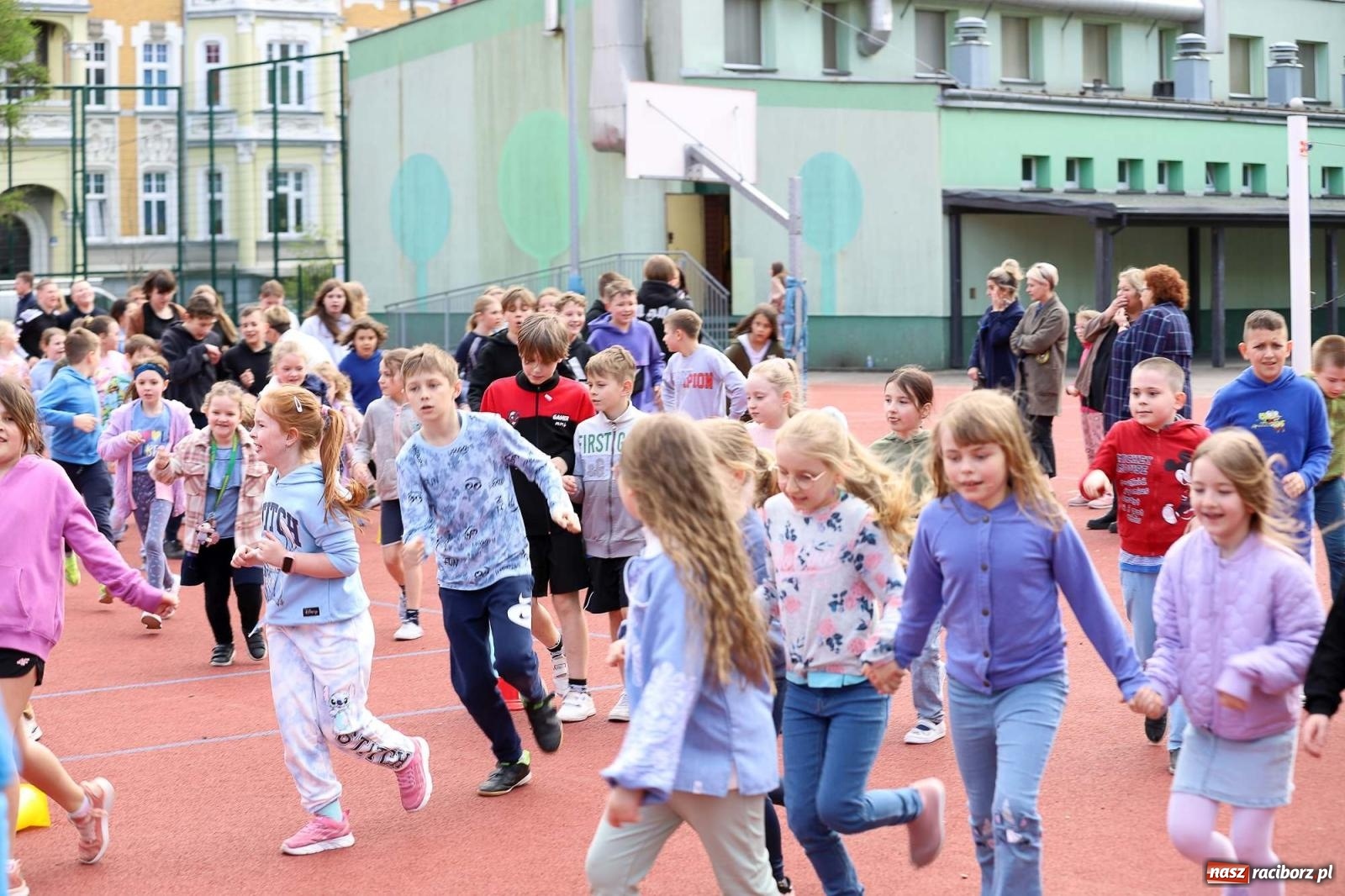 Zdjęcie w galerii na portalu naszraciborz.pl: Dzień Świadomości Autyzmu w SP 13 [FOTO i WIDEO] wiadomości z regionu