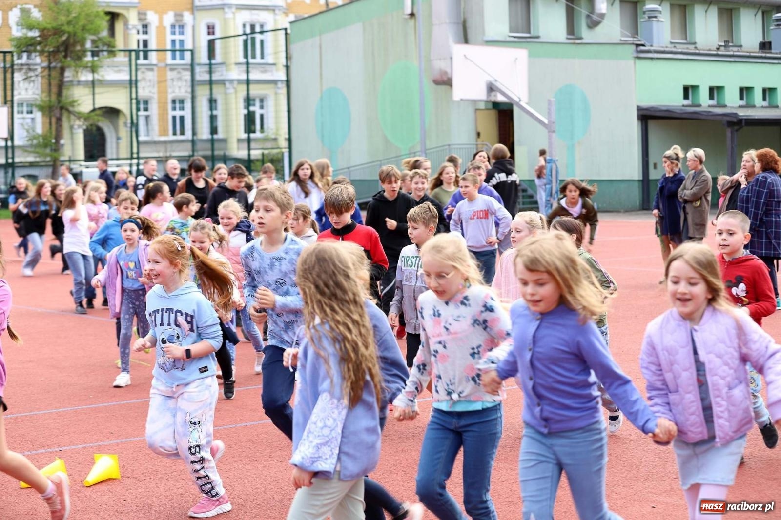 Zdjęcie w galerii na portalu naszraciborz.pl: Dzień Świadomości Autyzmu w SP 13 [FOTO i WIDEO] wiadomości z regionu