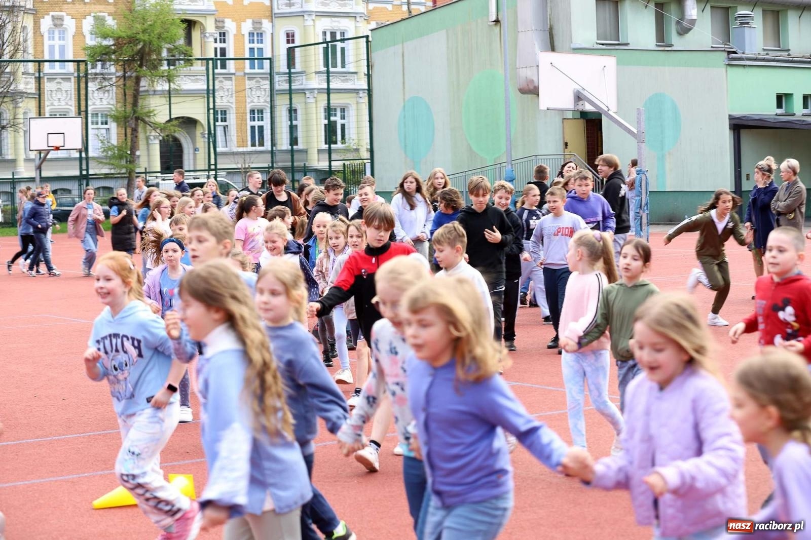 Zdjęcie w galerii na portalu naszraciborz.pl: Dzień Świadomości Autyzmu w SP 13 [FOTO i WIDEO] wiadomości z regionu