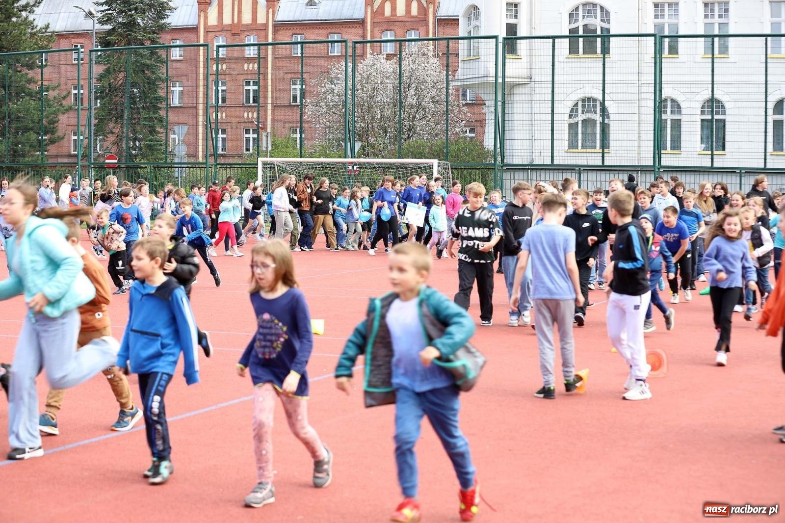 Zdjęcie w galerii na portalu naszraciborz.pl: Dzień Świadomości Autyzmu w SP 13 [FOTO i WIDEO] wiadomości z regionu