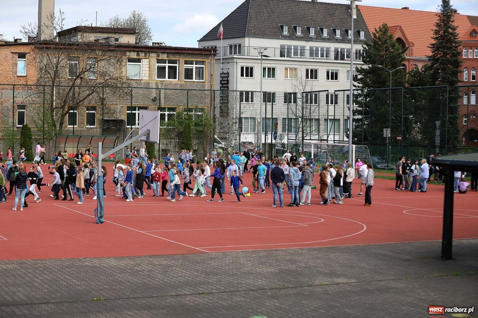 Zdjęcie w galerii na portalu naszraciborz.pl: Dzień Świadomości Autyzmu w SP 13 [FOTO i WIDEO] wiadomości z regionu