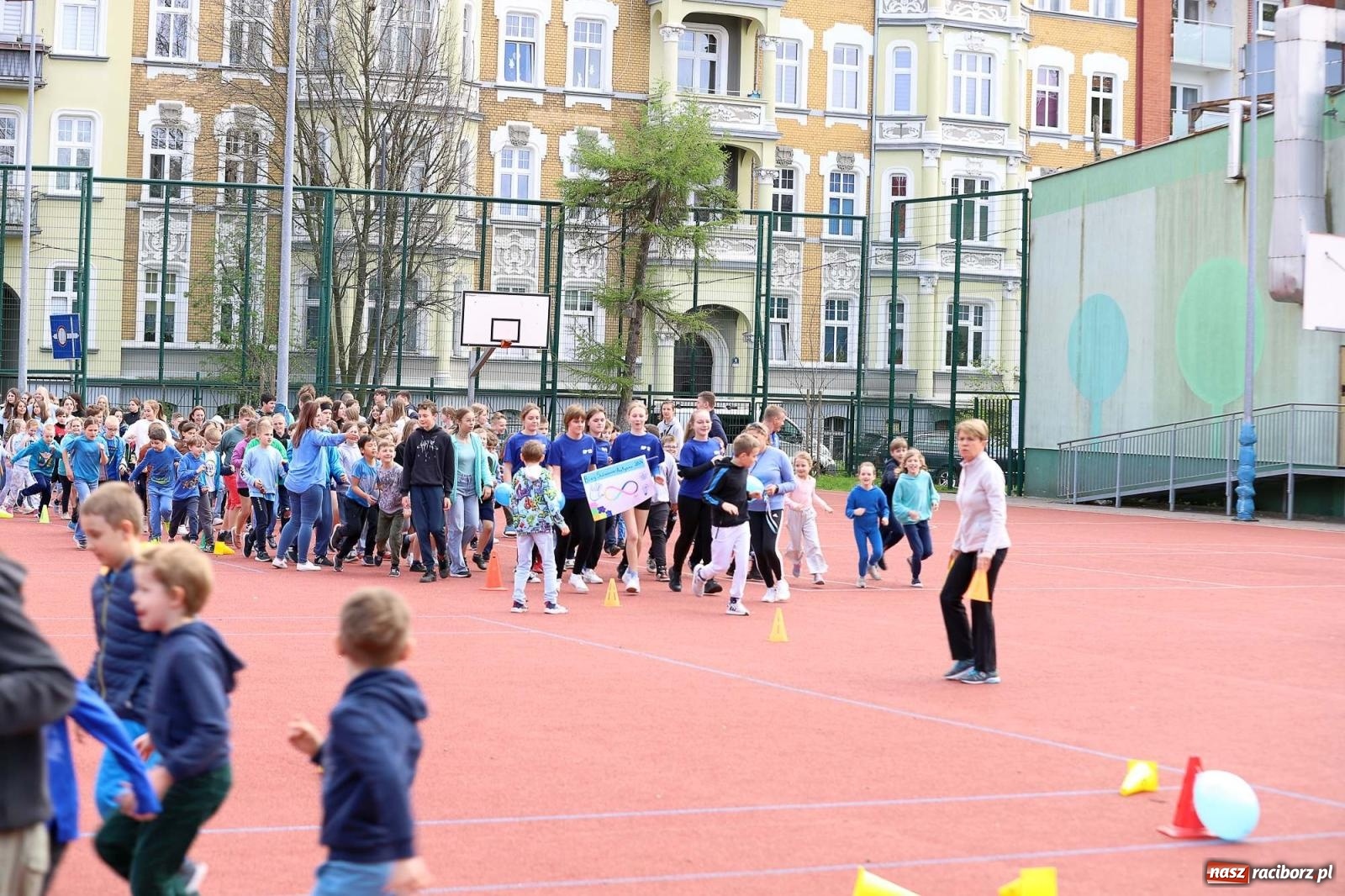 Zdjęcie w galerii na portalu naszraciborz.pl: Dzień Świadomości Autyzmu w SP 13 [FOTO i WIDEO] wiadomości z regionu