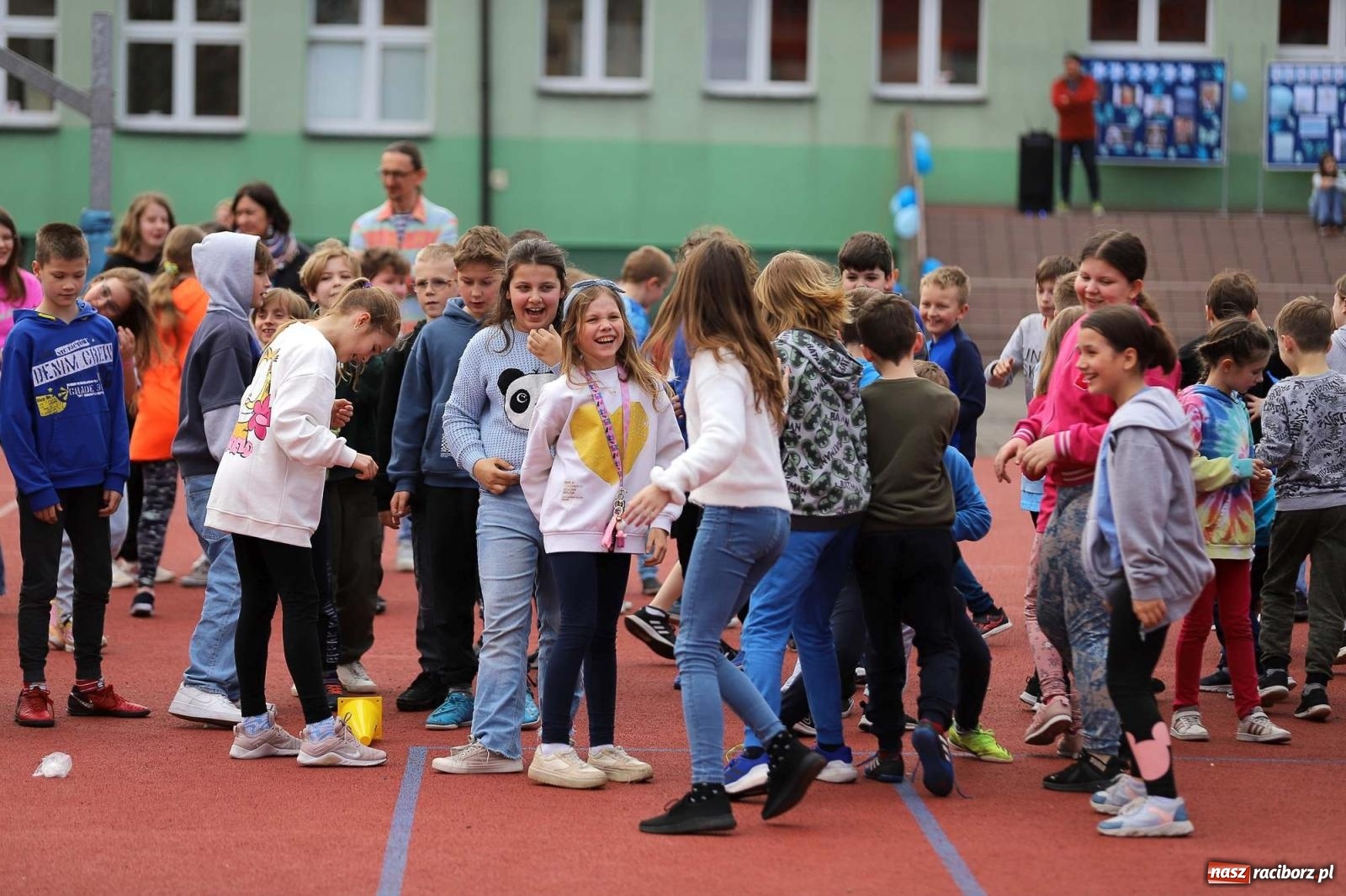 Zdjęcie w galerii na portalu naszraciborz.pl: Dzień Świadomości Autyzmu w SP 13 [FOTO i WIDEO] wiadomości z regionu
