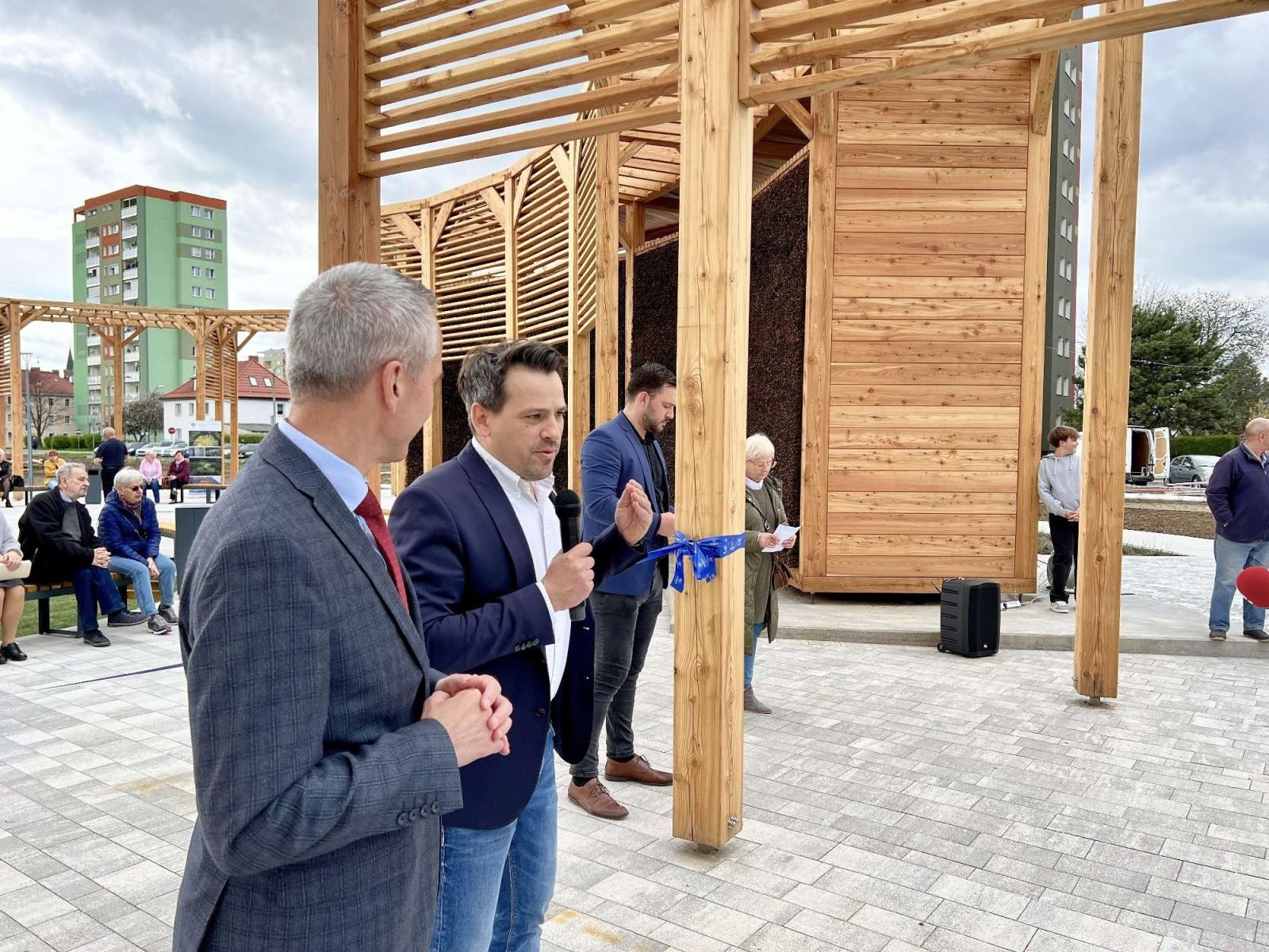 Zdjęcie w galerii na portalu naszraciborz.pl: Rzutem na taśmę przed wyborami. Tężnia na Ostrogu otwarta wiadomości z regionu