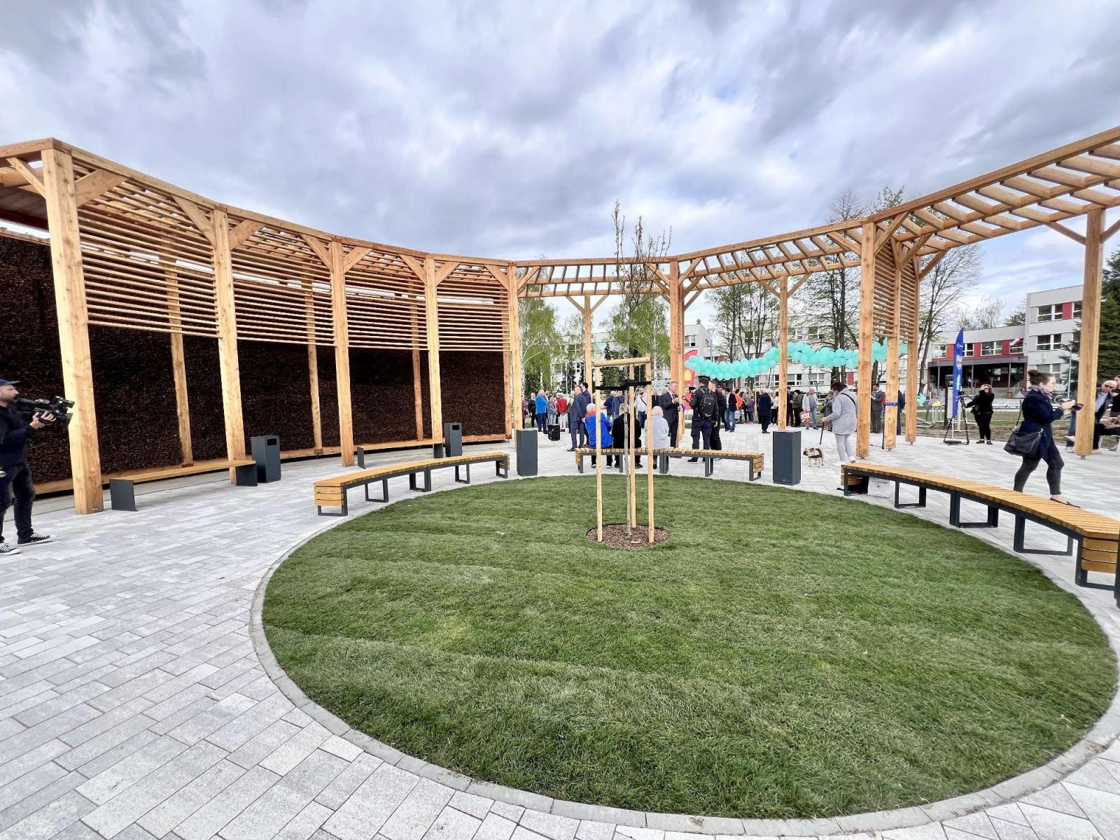 Zdjęcie w galerii na portalu naszraciborz.pl: Rzutem na taśmę przed wyborami. Tężnia na Ostrogu otwarta wiadomości z regionu