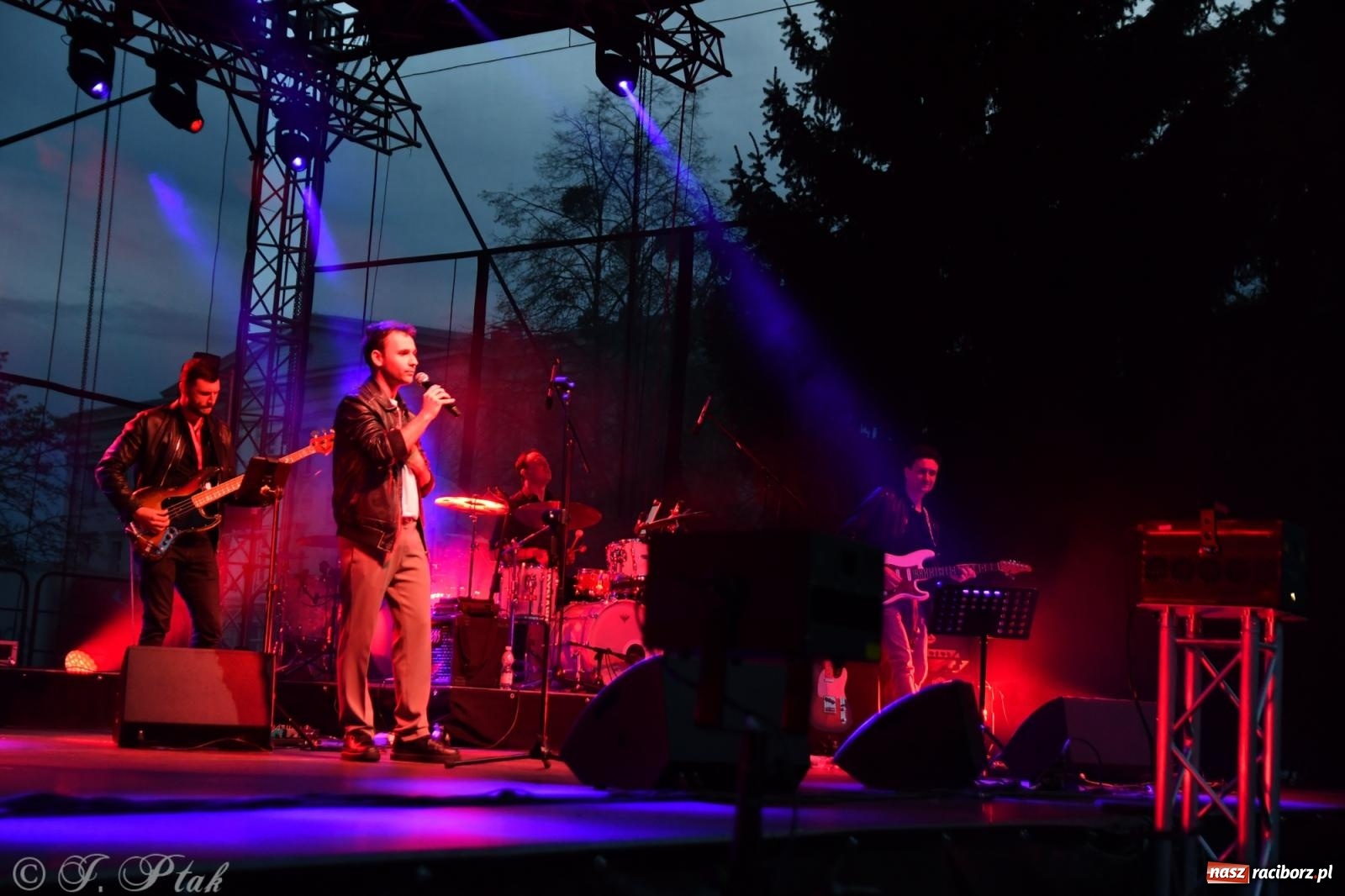 Zdjęcie w galerii na portalu naszraciborz.pl: Janek Górka z siostrami przed raciborską publicznością [FOTO i WIDEO] wiadomości z regionu