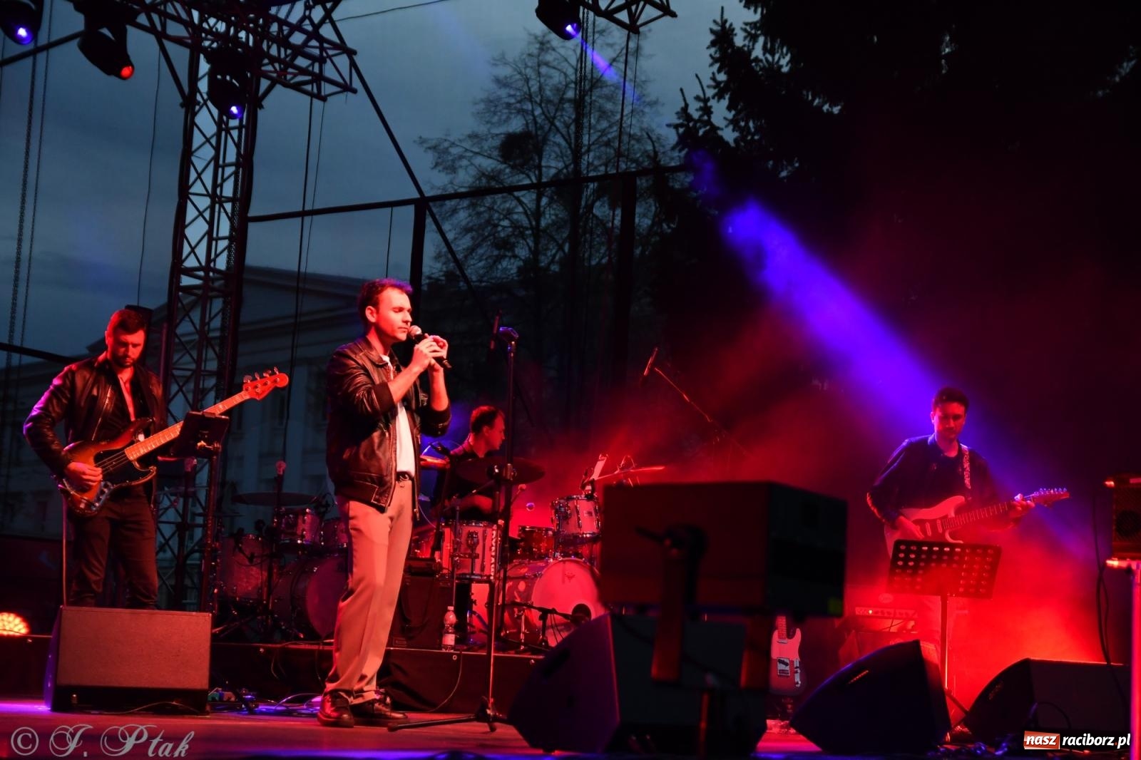 Zdjęcie w galerii na portalu naszraciborz.pl: Janek Górka z siostrami przed raciborską publicznością [FOTO i WIDEO] wiadomości z regionu